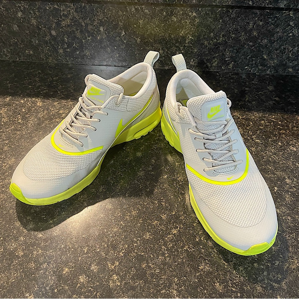 Women’s Nike Air Max Thea Size 10